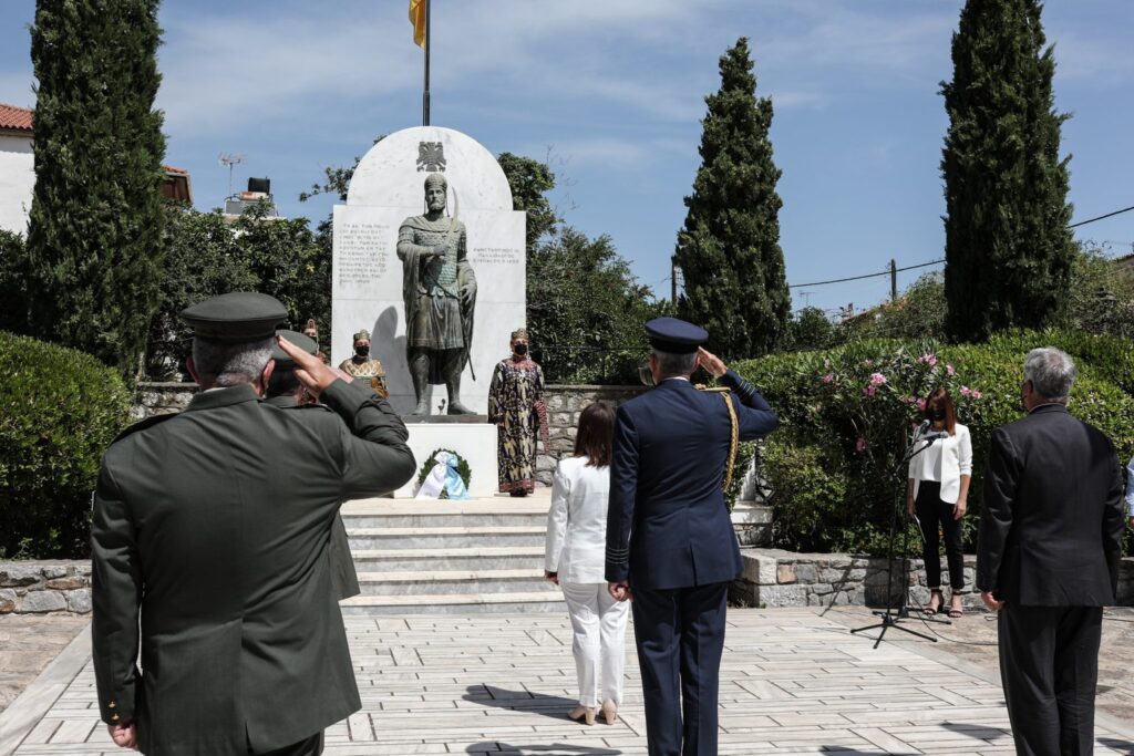 Η Πρόεδρος της Δημοκρατίας Κατερίνα Σακελλαροπούλου στον Ανδριάντα του Κωνσταντίνου Παλαιολόγου