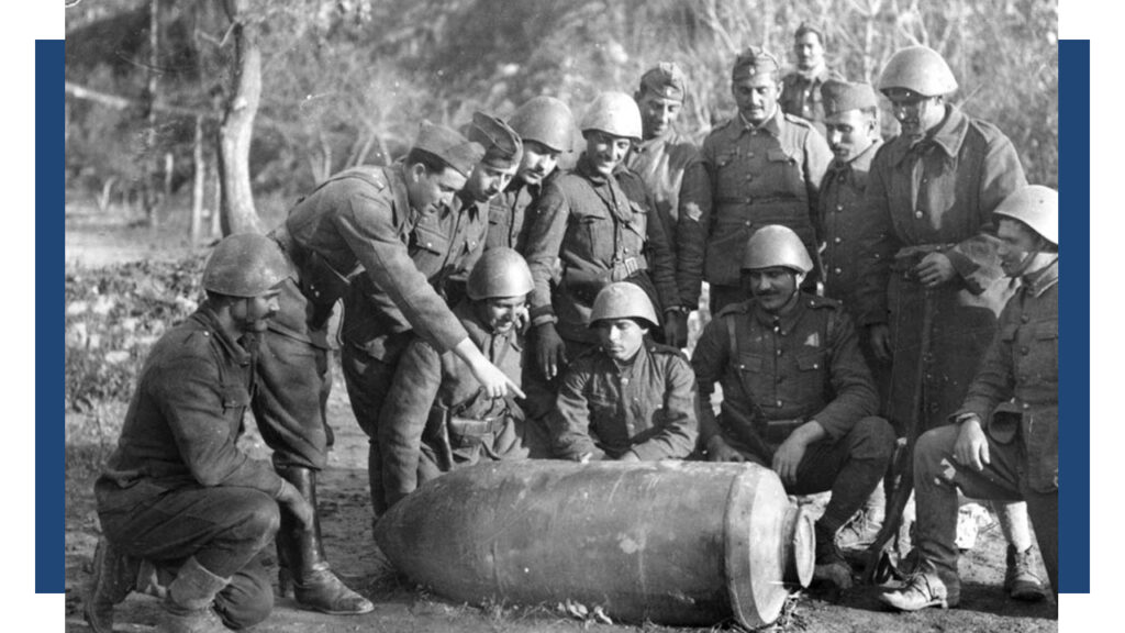 Έλληνες στρατιώτες γύρω από Ιταλική οβίδα - Χειμάρρα 1941