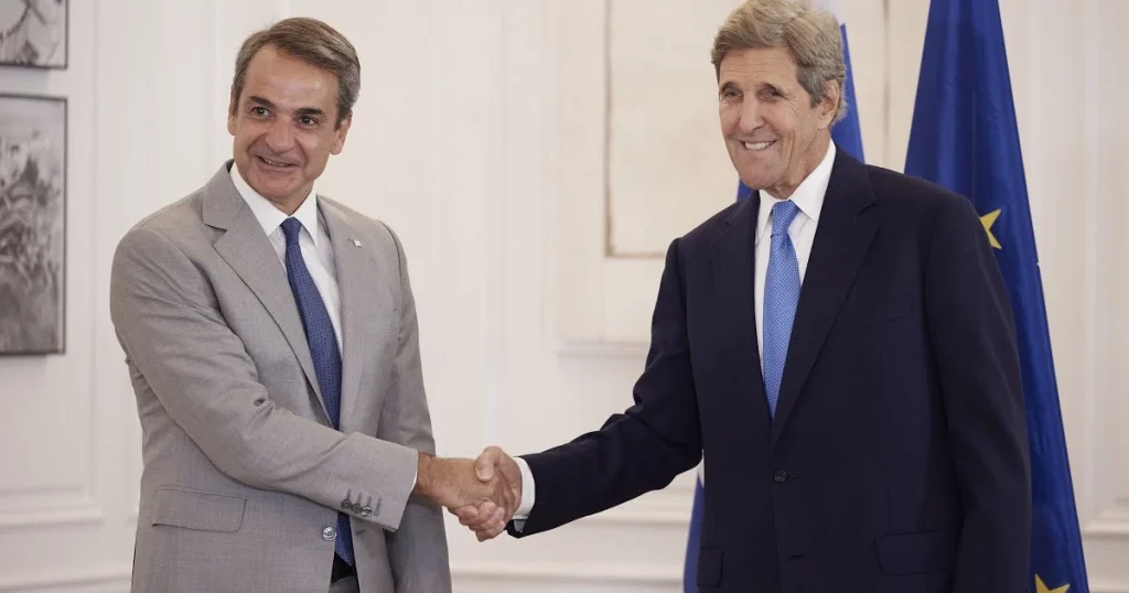 Ο Τζον Κέρι (John Kerry) και ο Πρωθυπουργός Κυριάκος Μητσοτάκης. Εικόνα βίντεο YouTube primeminister.gr