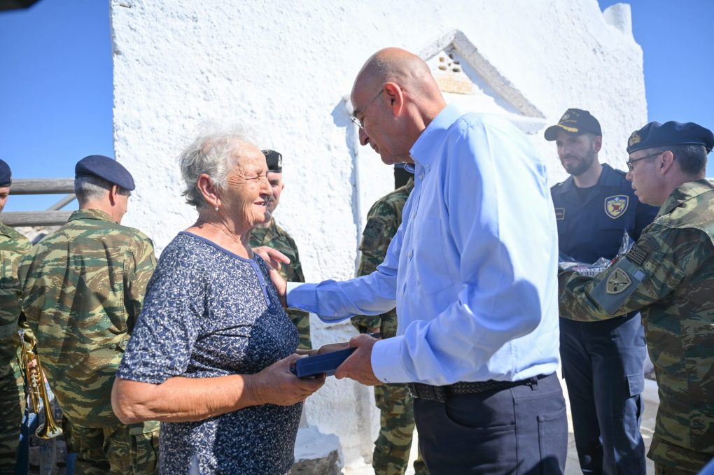 Ο Υπουργός Εθνικής Άμυνας Νίκος Δένδιας και η  Ειρήνη Κατσοτούρχη στην Κίναρο