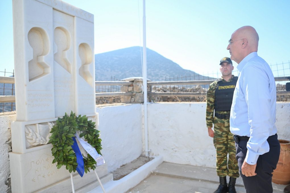 Ο Υπουργός Εθνικής Άμυνας Νίκος Δένδιας στο Μνημείο Πεσόντων στο όρος Παπάς στην Κίναρο