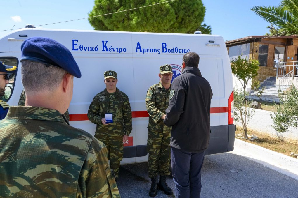 Ο ΥΦΕΘΑ Γιάννης Κεφαλογιάννης με τους 3 Επισμηνίες που έχουν διατεθεί ως οδηγοί ΕΚΑΒ