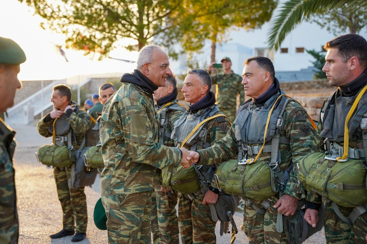 Ο Αρχηγός ΓΕΕΘΑ Στρατηγός Δημήτριος Χούπης με Εφέδρους Αξιωματικούς και Καταδρομείς - Αλεξιπτωτιστές