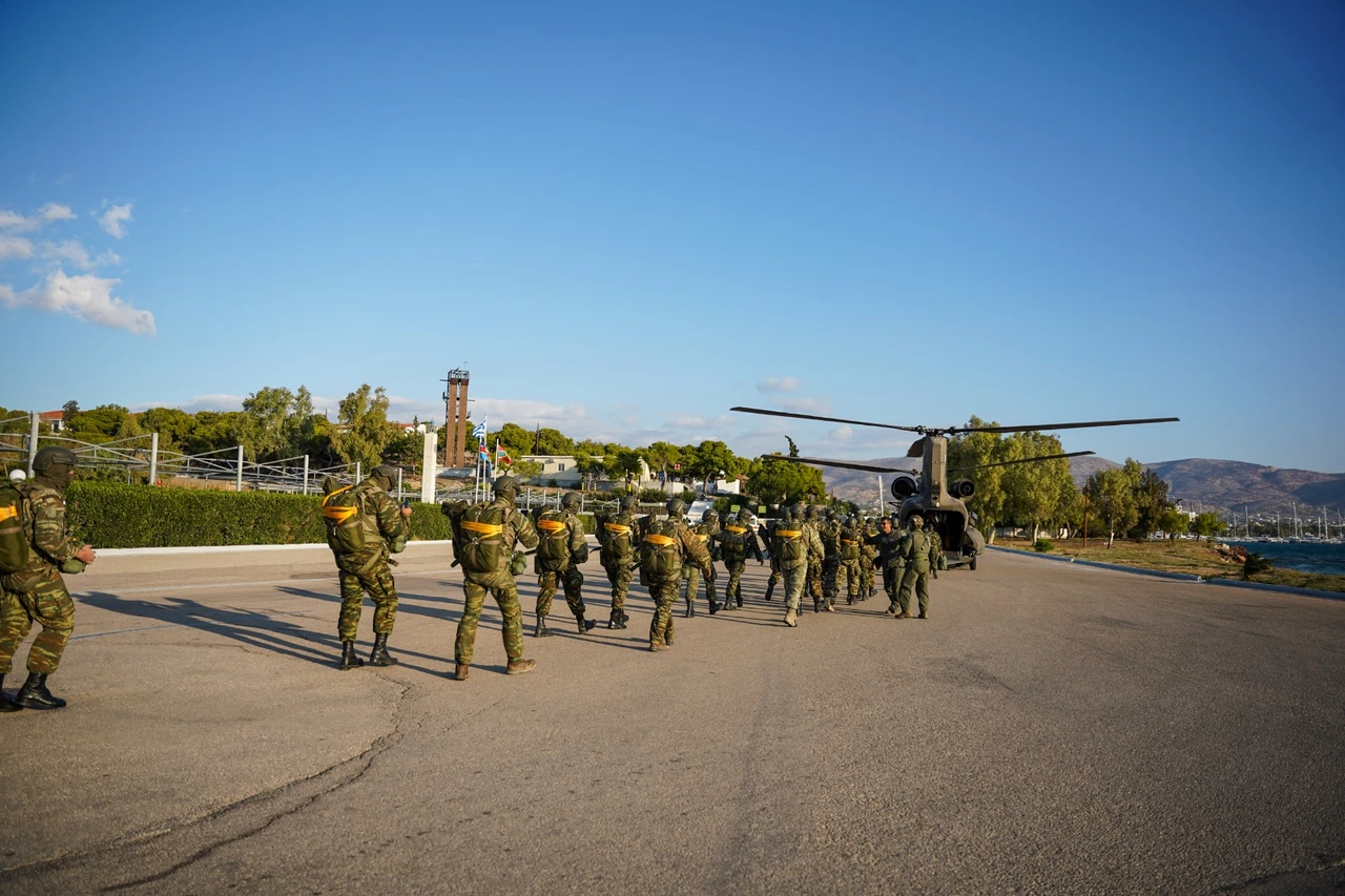 Άλμα στατικού ιμάντα από ελικόπτερο CH-47D Chinook