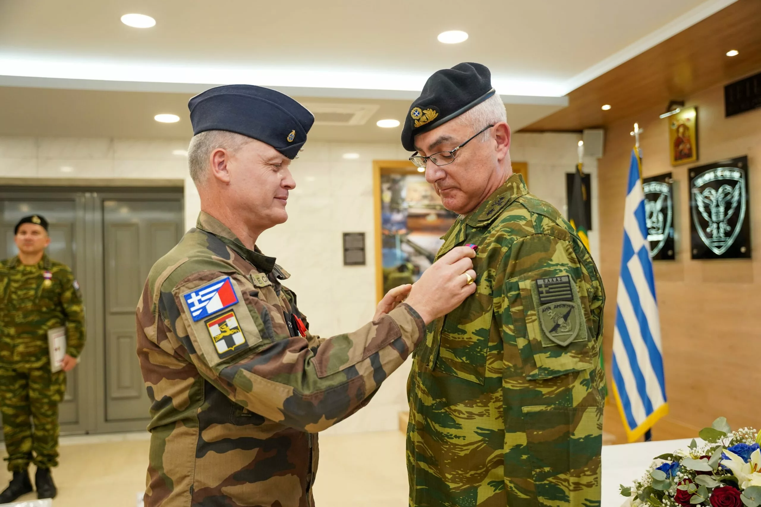 Ο Διοικητής της 7BB Brigadier General Philippe Le Carff και ο Ταξίαρχος Παντελεήμων Βασιλειάδης (τέως Διοικητής XXV ΤΘΤ)