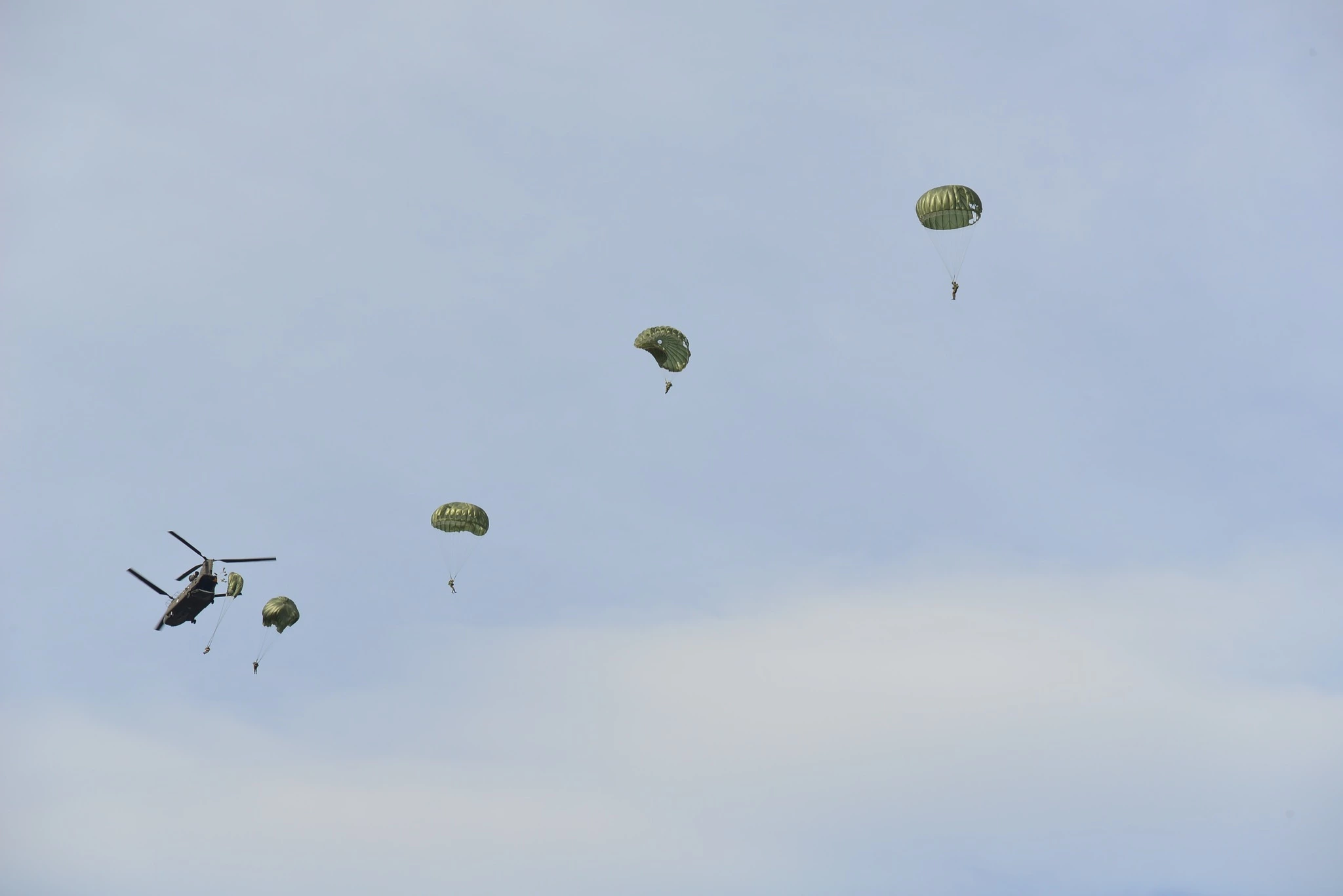 Άλμα στατικού ιμάντα από ελικόπτερο Chinook CH-47D