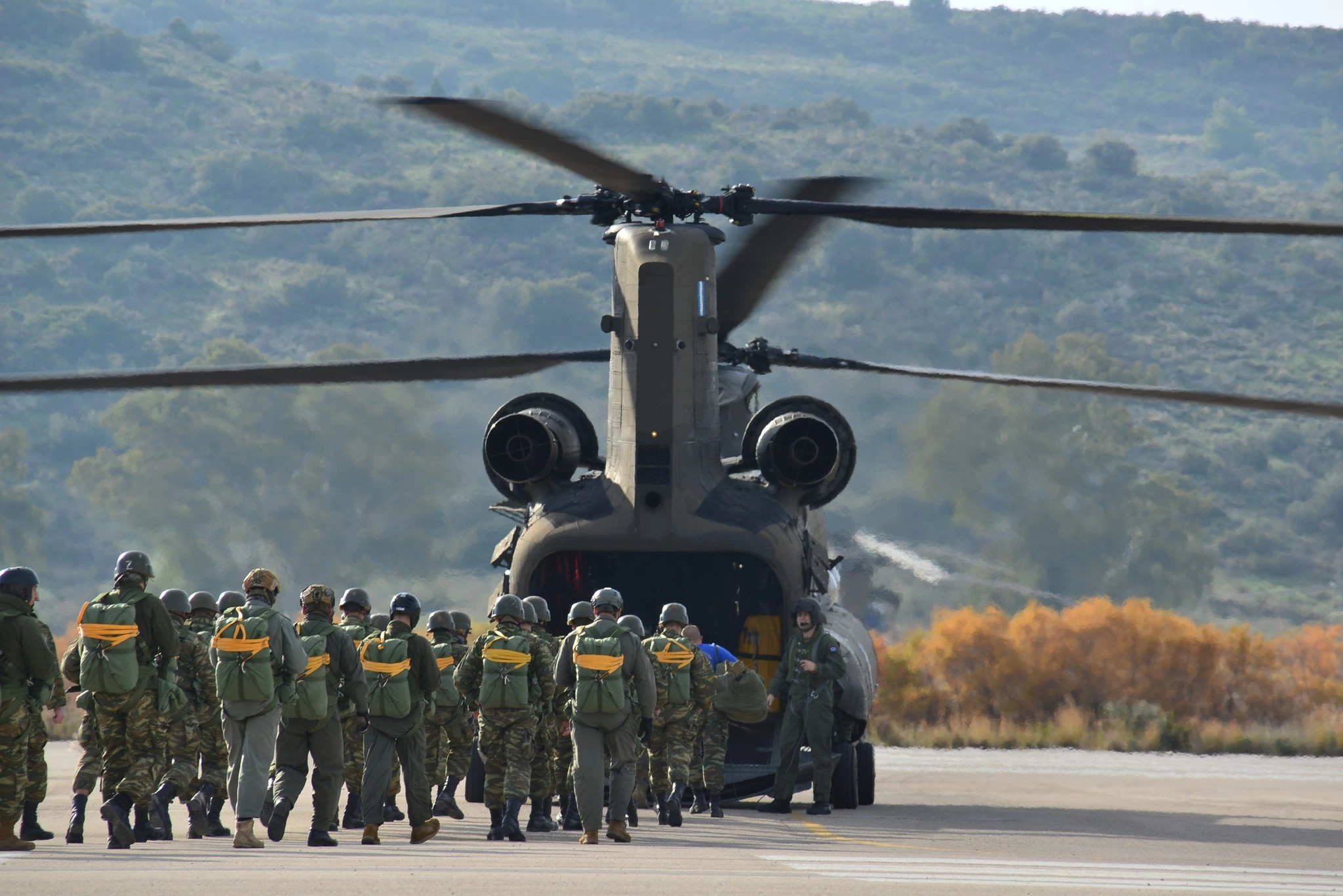 Άλμα στατικού ιμάντα από ελικόπτερο Chinook CH-47D