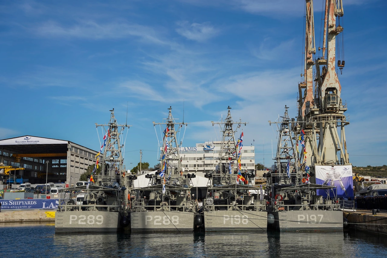 Τα ΠΠ Παράκτια Περιπολικά σκάφη ISLAND: ΑΡΧΙΚΕΛΕΥΣΤΗΣ ΓΙΑΛΟΨΟΣ ΕΚΤΟΡΑΣ (P289), ΥΠΟΚΕΛΕΥΣΤΗΣ Β' ΛΙΑΣΚΟΣ ΑΝΤΩΝΙΟΣ (P288), ΥΠΟΚΕΛΕΥΣΤΗΣ Α' ΓΑΛΑΝΗΣ ΓΕΩΡΓΙΟΣ (P198), ΥΠΟΚΕΛΕΥΣΤΗΣ Β' ΜΑΝΤΟΥΒΑΛΟΣ ΙΩΑΝΝΗΣ (P197).