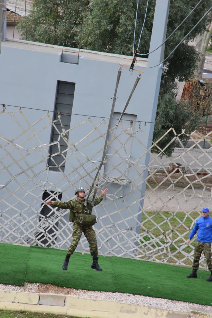 Άλμα από τον πύργο 34 ποδών στη Σχολή Αλεξιπτωτιστών (ΣΧΑΛ)