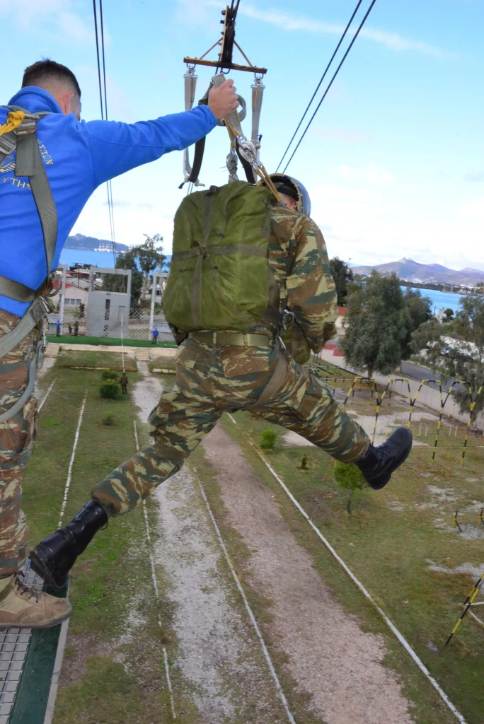 Άλμα από τον πύργο 34 ποδών στη Σχολή Αλεξιπτωτιστών (ΣΧΑΛ)