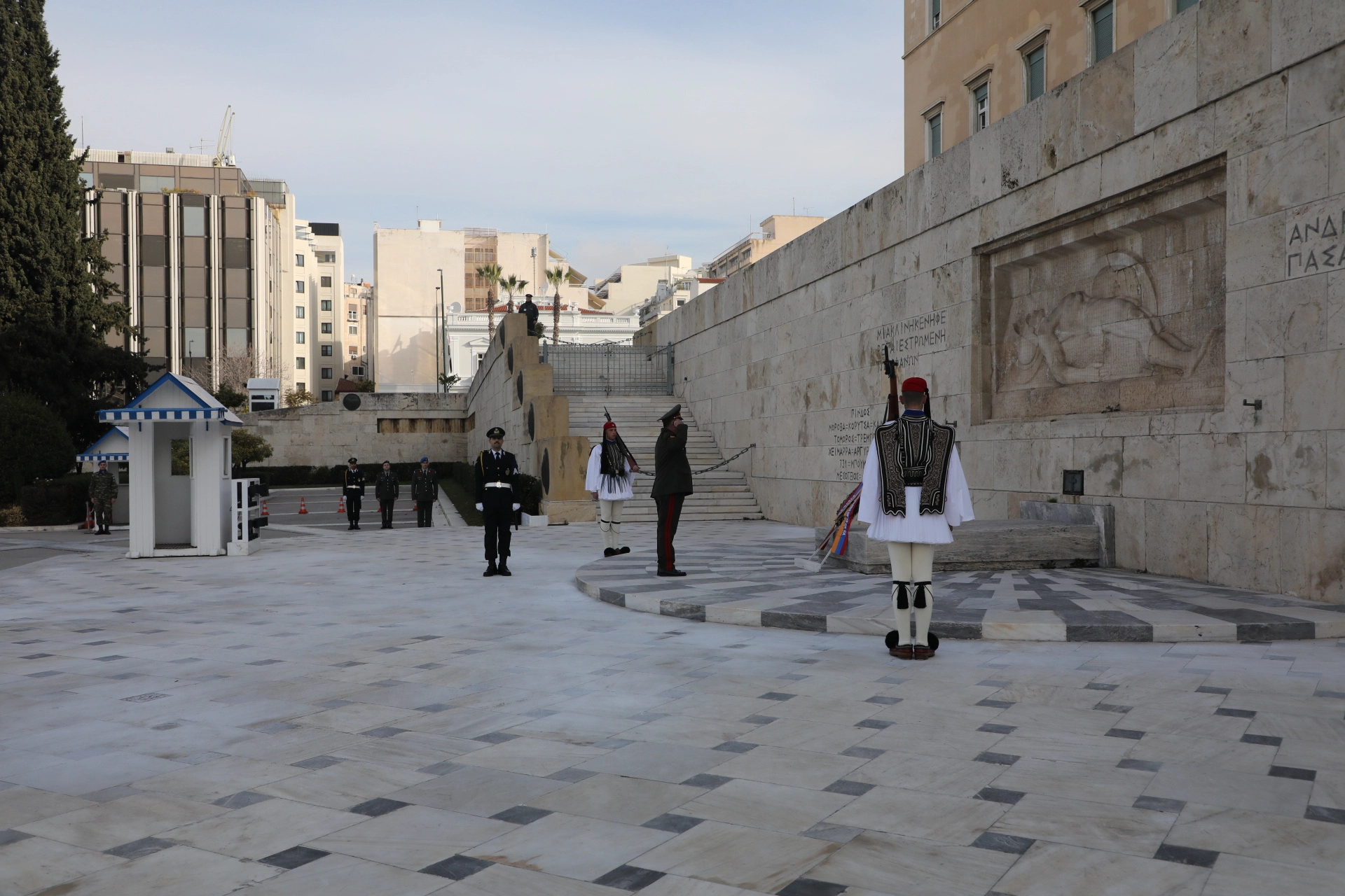 Ο Αρχηγός του Γενικού Επιτελείου Ενόπλων Δυνάμεων (ΓΕΕΔ) της Αρμενίας, Lieutenant General Edvard Asryan στο Μνημείο του Αγνώστου Στρατιώτη στην Πλατεία Συντάγματος