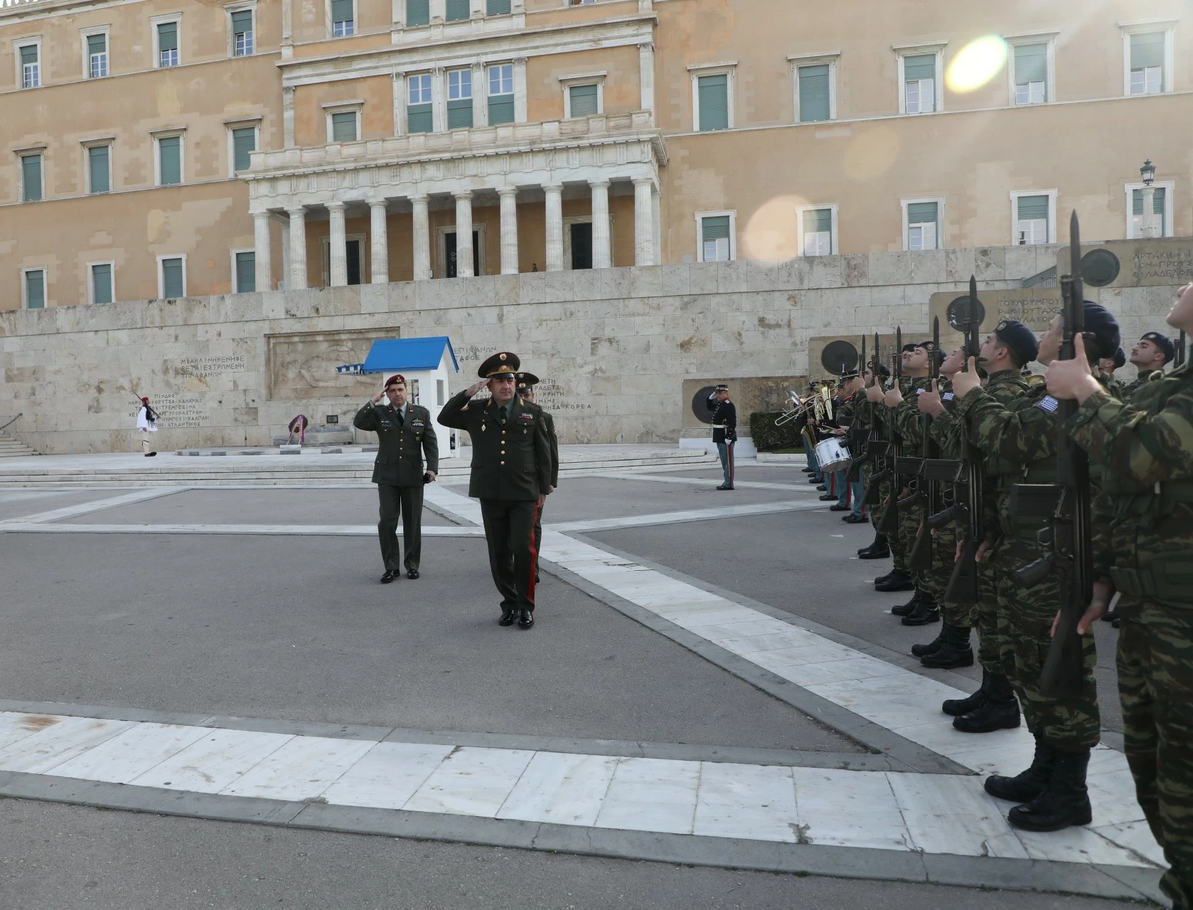 Ο Αρχηγός του Γενικού Επιτελείου Ενόπλων Δυνάμεων (ΓΕΕΔ) της Αρμενίας, Lieutenant General Edvard Asryan στο Μνημείο του Αγνώστου Στρατιώτη στην Πλατεία Συντάγματος