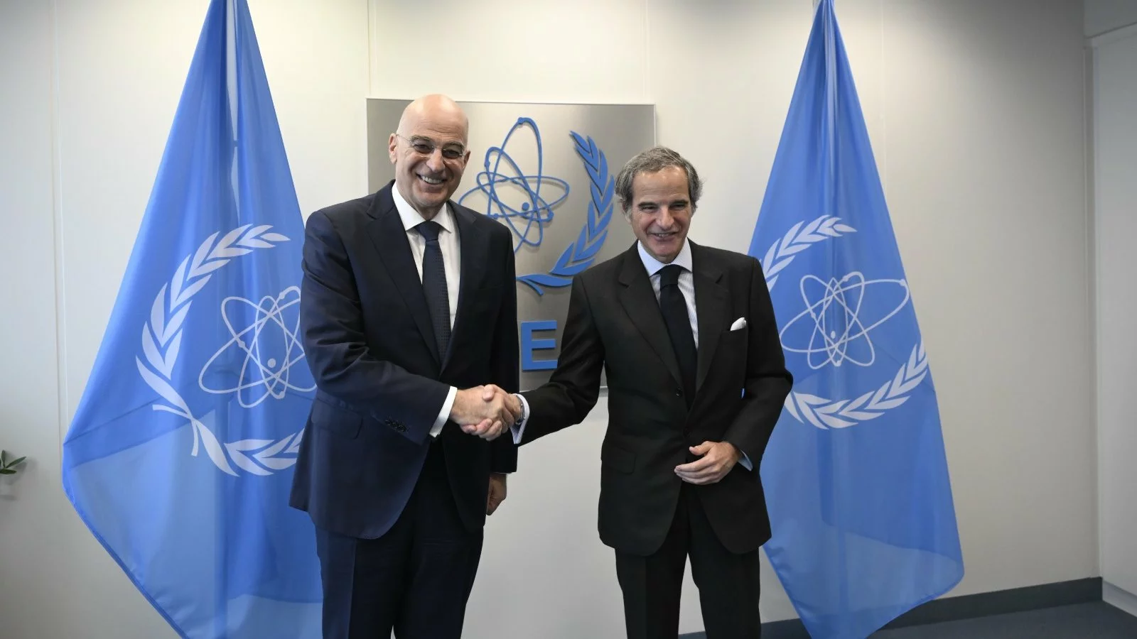 Nikos Dendias and the head of the International Atomic Energy Agency (IAEA), Rafael Mariano. Photo: Greek MoD