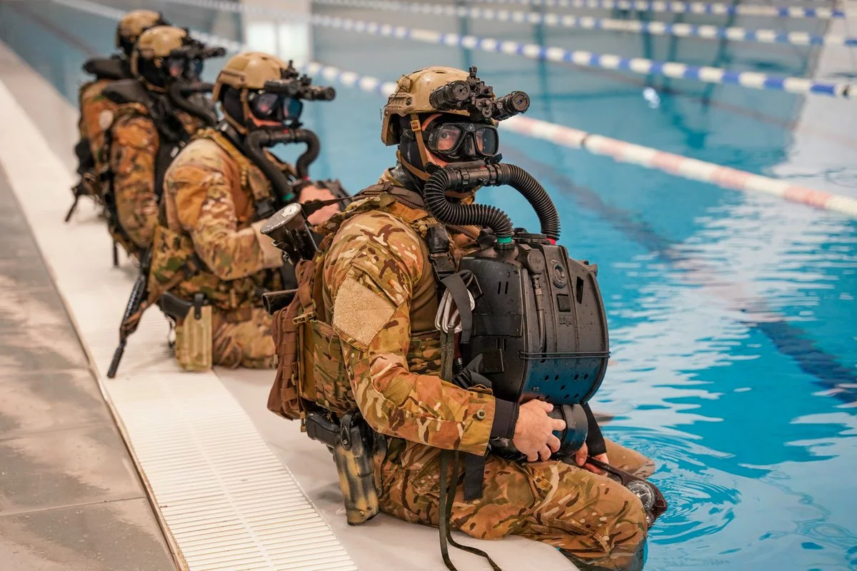 Βατραχάνθρωποι με καταδυτικές στολές dry suit