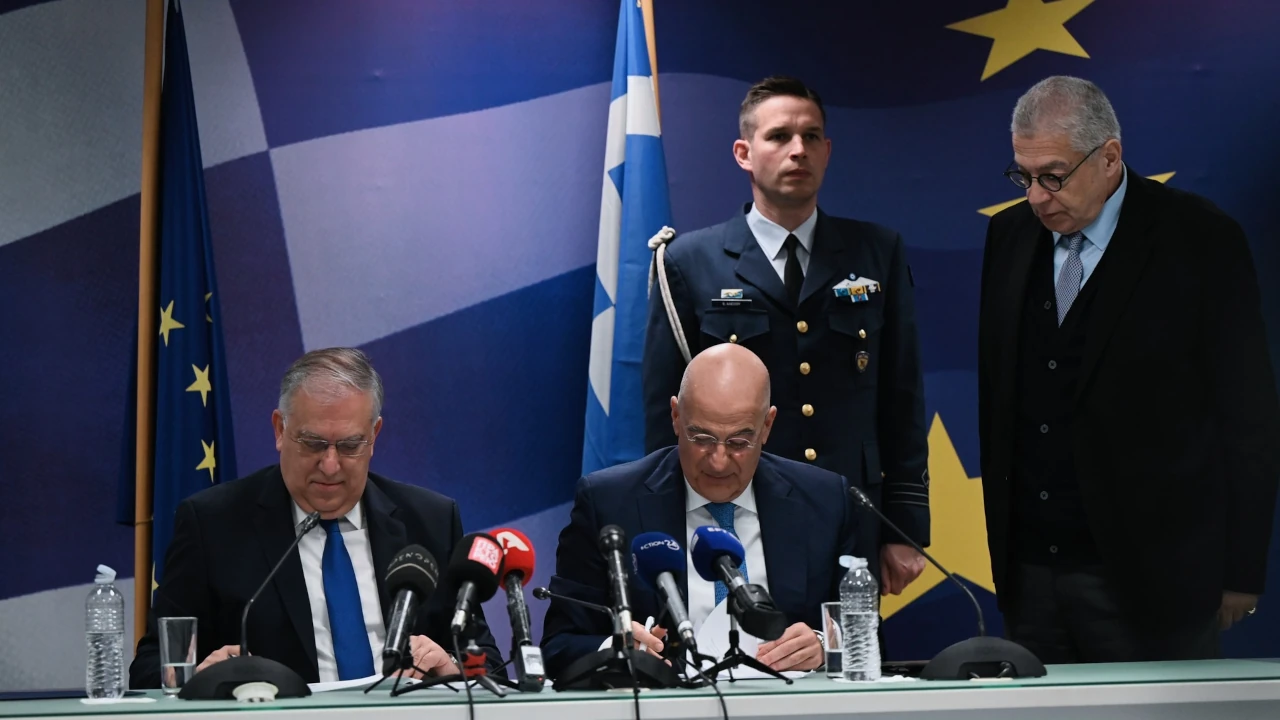 The Ministers of National Defense, Nikos Dendias, and Development, Takis Theodorikakos sign the contract for the THORAX Program. Image: Ministry of National Defense