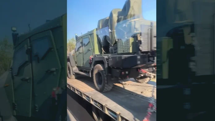 Όχημα Plasan SandCat μεταφέρεται επί αρματοφορέα.