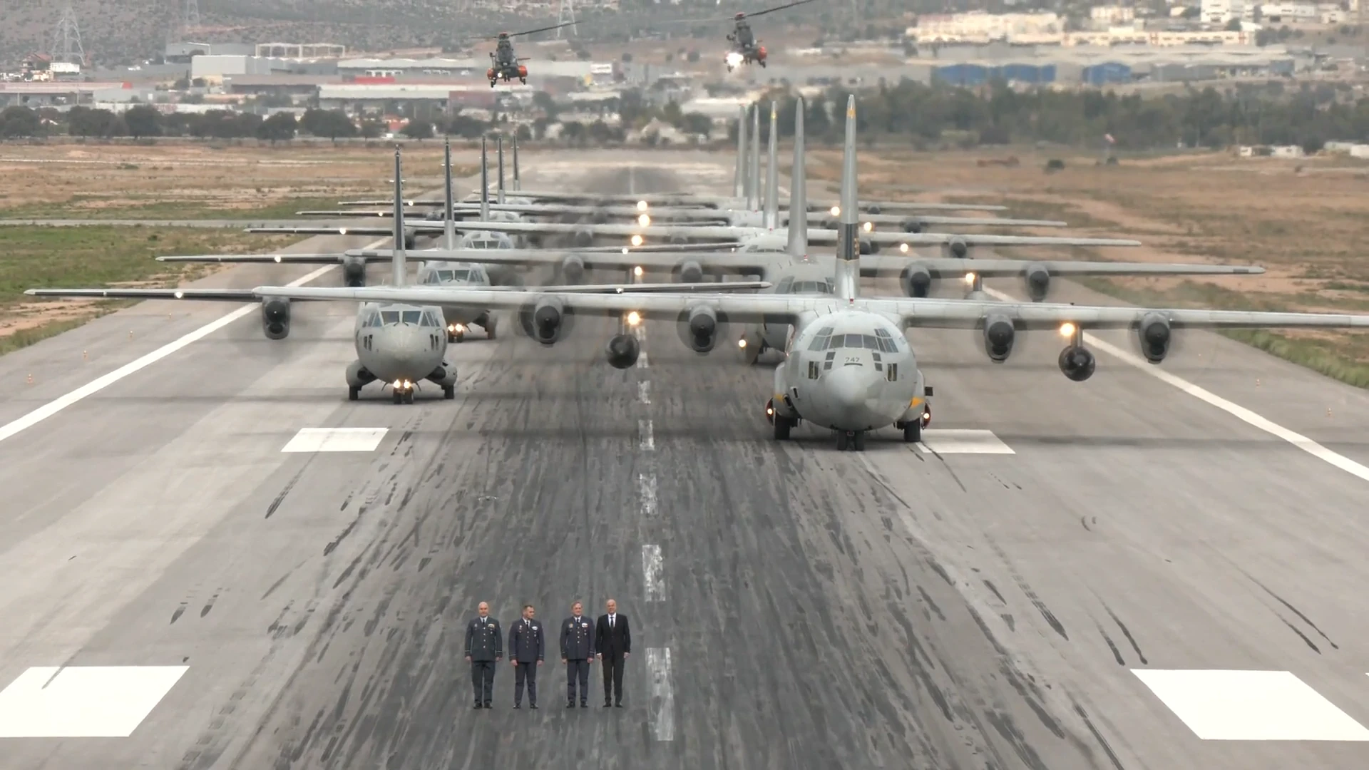 Η Πολεμική Αεροπορία παρουσίασε 10 μεταγωγικά και 7 Super Puma στο "Elephant Walk"