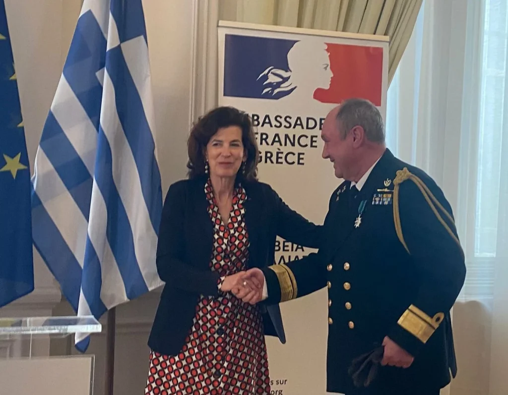 Η Πρέσβης της Γαλλίας στην Ελλάδα, Λόρενς Άουερ (Laurence Auer) και ο Υποναύαρχος Κωνσταντίνος Κοντογιαννάκος ΠΝ