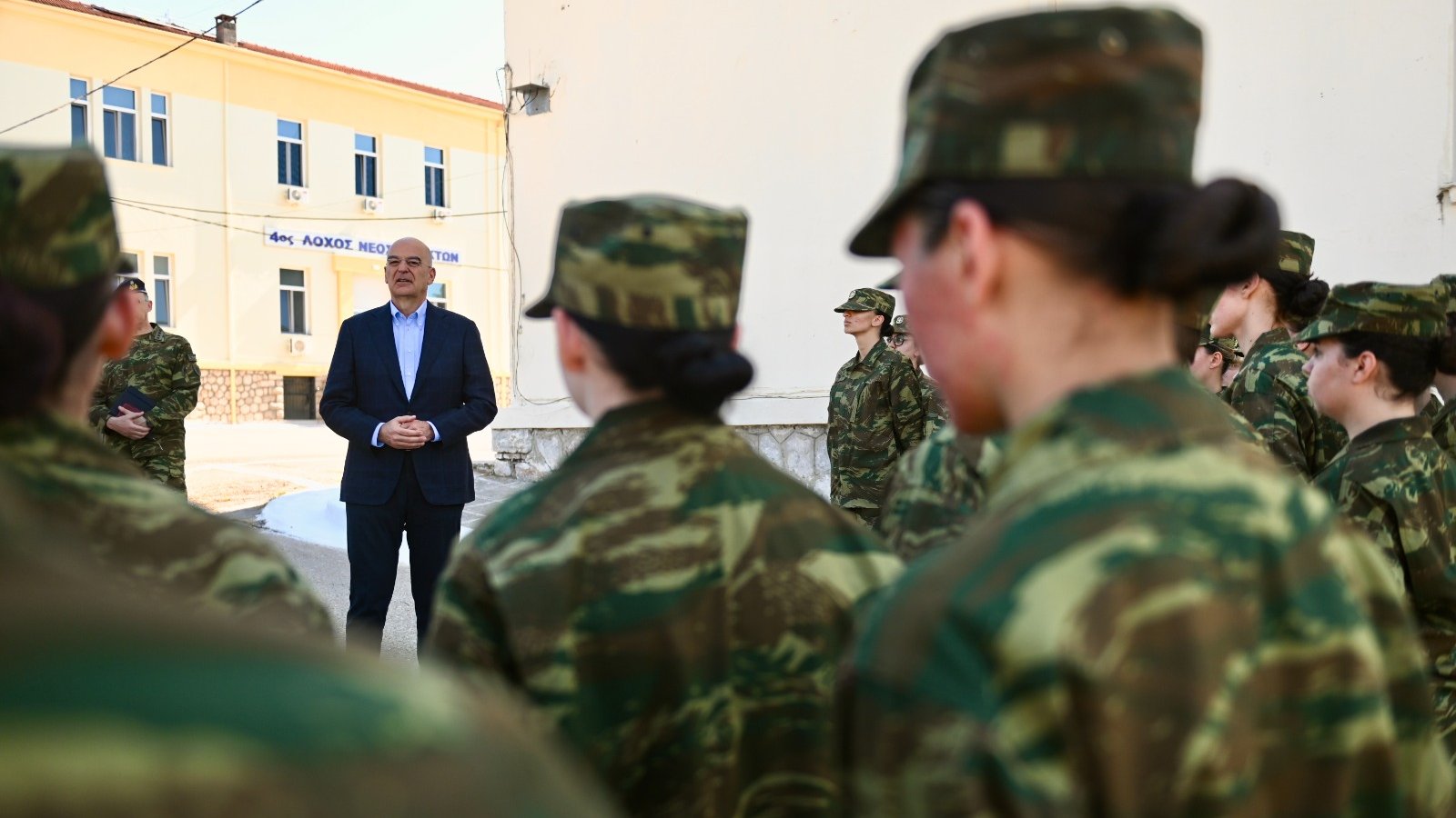 Ο Υπουργός Εθνικής Άμυνας, Νίκος Δένδιας επισκέφθηκε το Κέντρο Εκπαίδευσης Νεοσυλλέκτων Λαμίας στο οποίο κατατάχθηκαν οι πρώτες γυναίκες εθελοντικά.