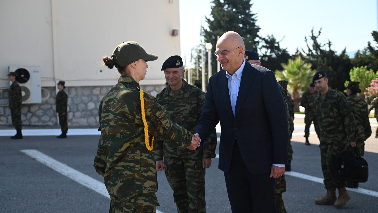 Ο Υπουργός Εθνικής Άμυνας, Νίκος Δένδιας επισκέφθηκε το Κέντρο Εκπαίδευσης Νεοσυλλέκτων Λαμίας στο οποίο κατατάχθηκαν οι πρώτες γυναίκες εθελοντικά.