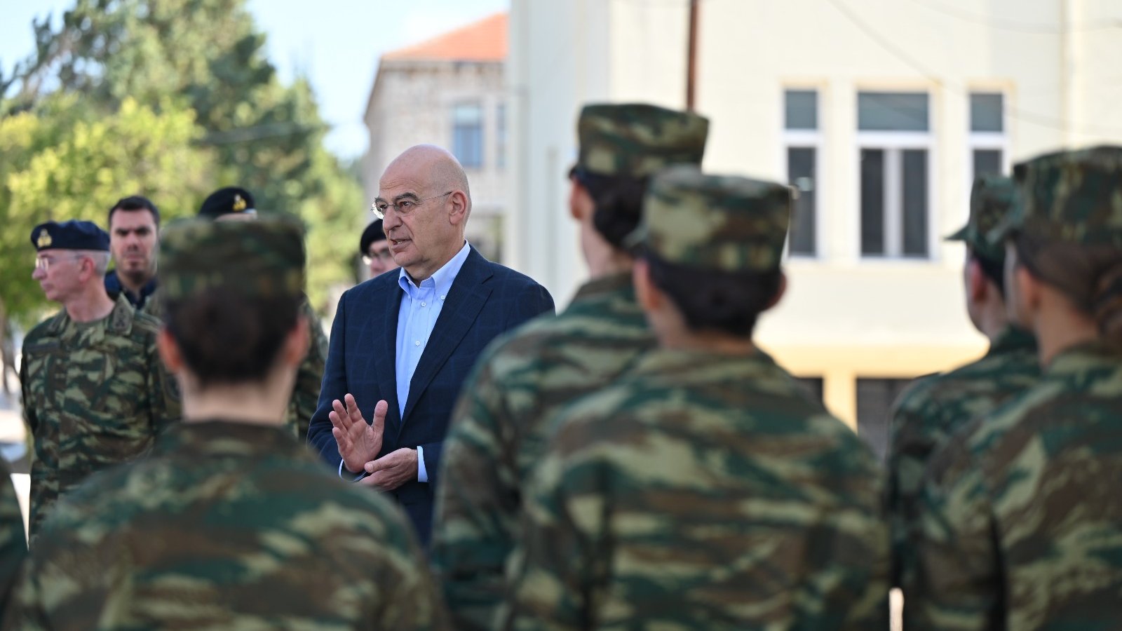 Ο Υπουργός Εθνικής Άμυνας, Νίκος Δένδιας επισκέφθηκε το Κέντρο Εκπαίδευσης Νεοσυλλέκτων Λαμίας στο οποίο κατατάχθηκαν οι πρώτες γυναίκες εθελοντικά.