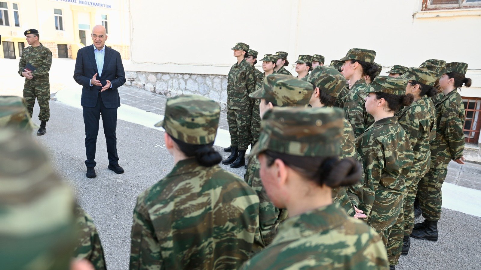 Ο Υπουργός Εθνικής Άμυνας, Νίκος Δένδιας επισκέφθηκε το Κέντρο Εκπαίδευσης Νεοσυλλέκτων Λαμίας στο οποίο κατατάχθηκαν οι πρώτες γυναίκες εθελοντικά.