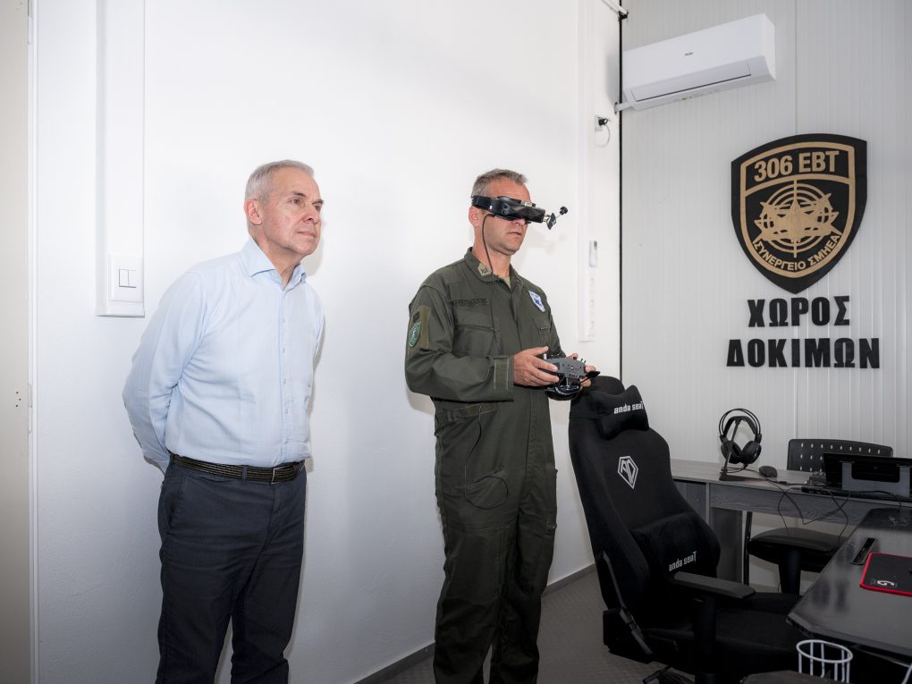Το 306 Εργοστάσιο Βάσης Τηλεπικοινωνιών (306 ΕΒΤ), στις Αχαρνές, επισκέφθηκε ο Υφυπουργός Εθνικής Άμυνας Θανάσης Δαβάκης.