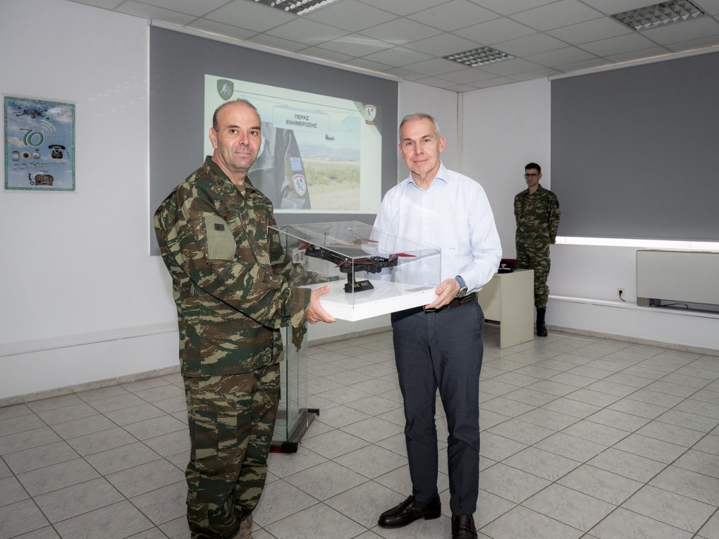 Το 306 Εργοστάσιο Βάσης Τηλεπικοινωνιών (306 ΕΒΤ), στις Αχαρνές, επισκέφθηκε ο Υφυπουργός Εθνικής Άμυνας Θανάσης Δαβάκης.