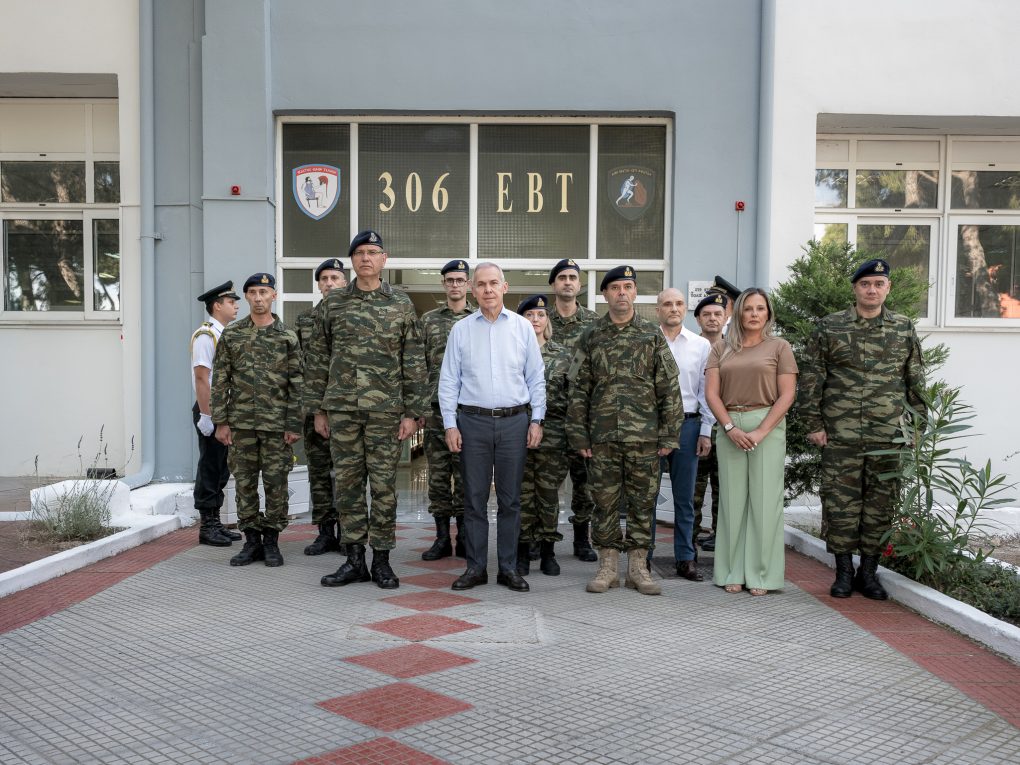Το 306 Εργοστάσιο Βάσης Τηλεπικοινωνιών (306 ΕΒΤ), στις Αχαρνές, επισκέφθηκε ο Υφυπουργός Εθνικής Άμυνας Θανάσης Δαβάκης.