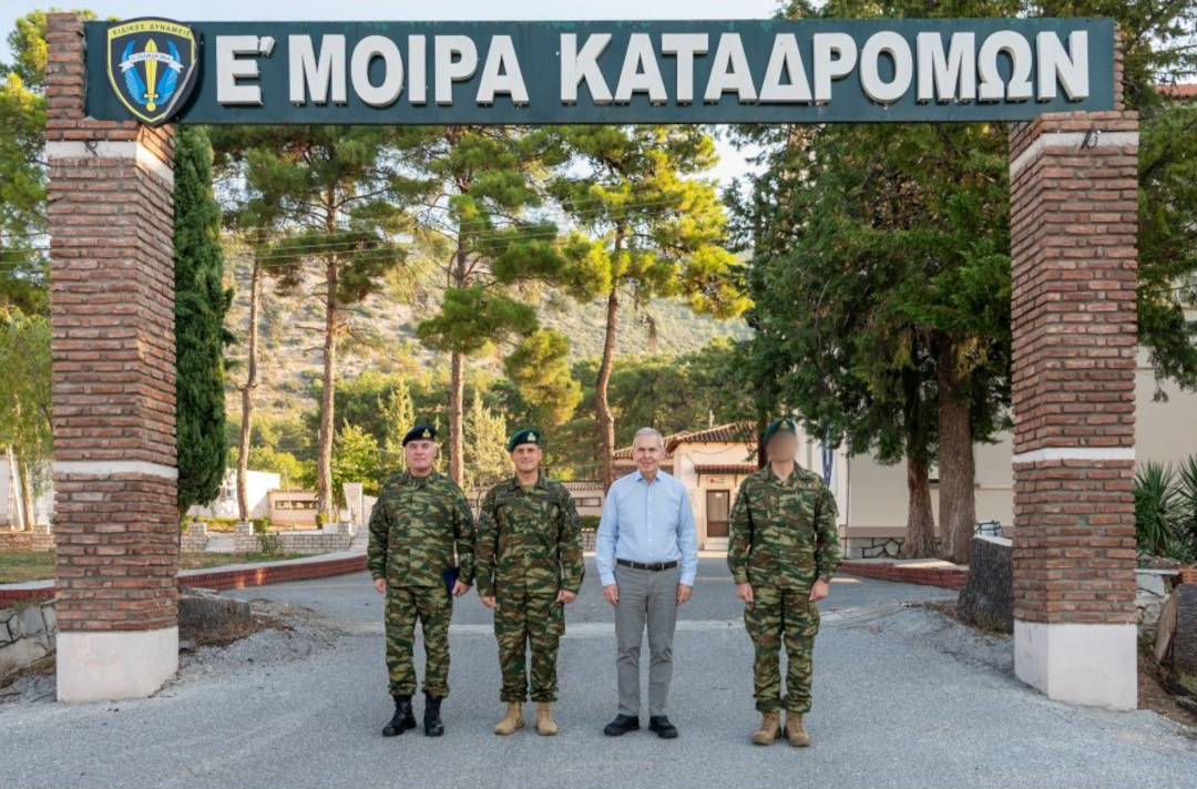 Ο Υφυπουργός Εθνικής Άμυνας Θανάσης Δαβάκης επισκέφθηκε (19/9), την Ε' Μοίρα Καταδρομών (Ε' ΜΚΔ)