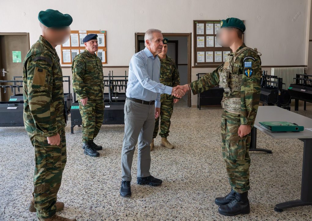 Ο Υφυπουργός Εθνικής Άμυνας Θανάσης Δαβάκης επισκέφθηκε (19/9), την Ε' Μοίρα Καταδρομών (Ε' ΜΚΔ)