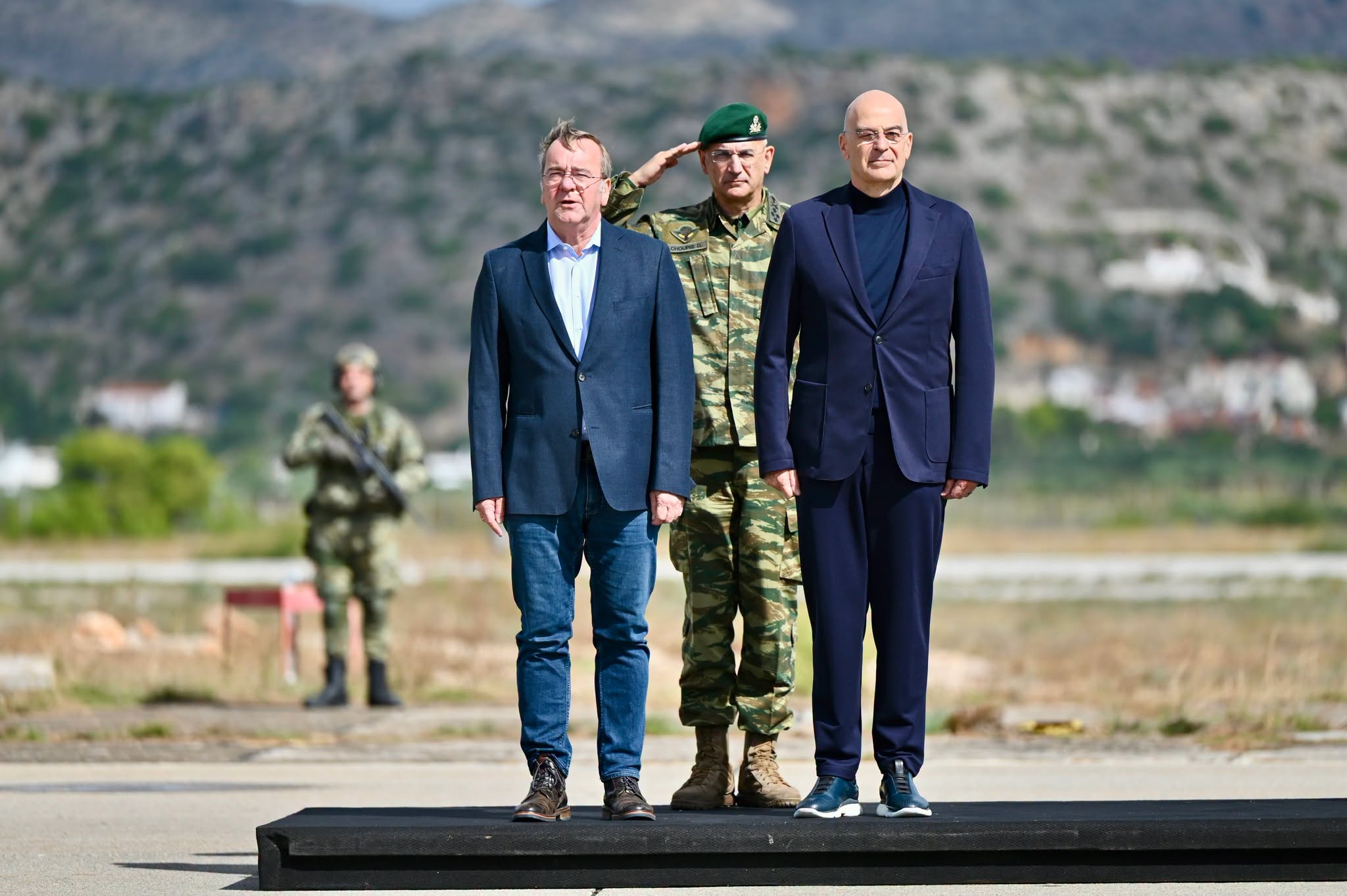 Ο Υπουργός Εθνικής Άμυνας, Νίκος Δένδιας και ο Ομοσπονδιακός Υπουργός Άμυνας της Γερμανίας, Μπόρις Πιστόριους (Boris Pistorius) στο Πεδίο Βολής Κρήτης